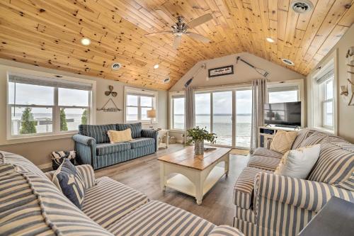 Charming Modern Cottage on Houghton Lake! in Houghton Lake, USA