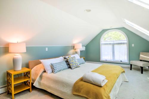 Superb 3-Story Kennebunk Home - half Mi to Beach! - image 2