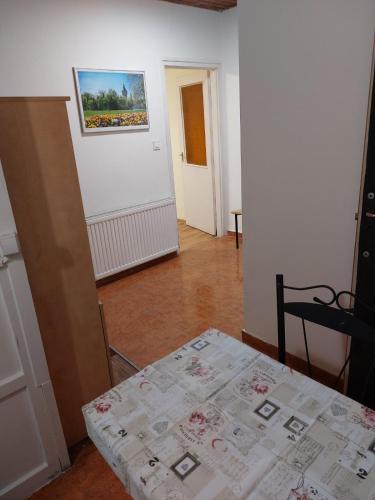 Red Locomotive Apartment - image 9
