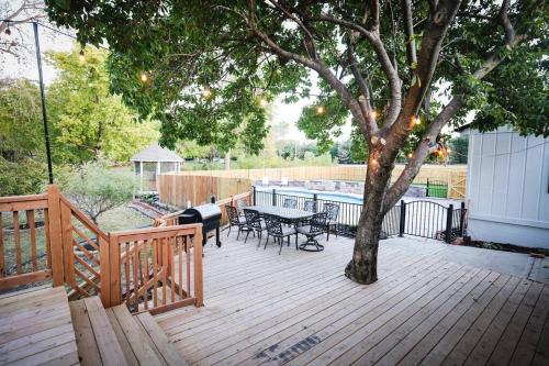 Luxury 5 bedroom home with Pool. in Overland Park, USA