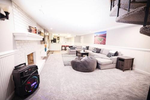 Luxury 5 bedroom home with Pool. in Overland Park, USA