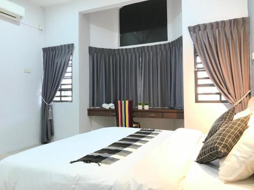 Ipoh Homestay Cozy and Comfortable 4R3B 13pax Indoor Car Parking SY12