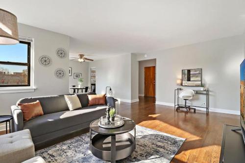 B&B Chicago - Fully furnished 2BR with Cozy Living Room & Wi-Fi! - Sheridan S2 - Bed and Breakfast Chicago