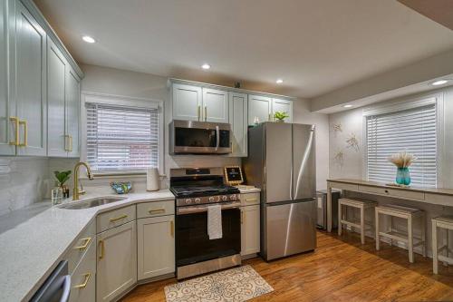 Beautiful Modern home with all year use HOT TUB, Pool table, Game room, & Propane fire pit!! in Hazel Park