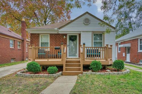 Beautiful Modern home with all year use HOT TUB, Pool table, Game room, & Propane fire pit!! in Hazel Park