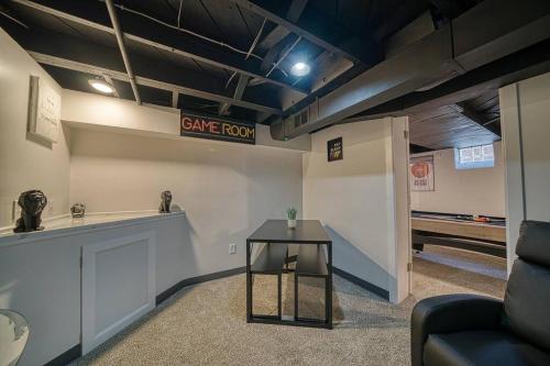 Beautiful Modern home with all year use HOT TUB, Pool table, Game room, & Propane fire pit!! in Hazel Park