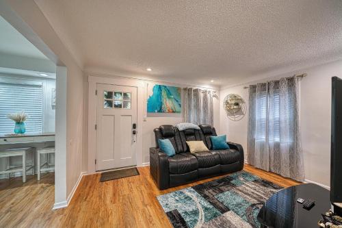 Beautiful Modern home with all year use HOT TUB, Pool table, Game room, & Propane fire pit!! in Hazel Park