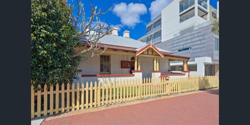 Emu Backpackers Perth - note - Valid Passport required for check in