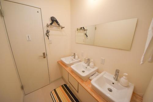 Twin Room with Shared Bathroom image 10