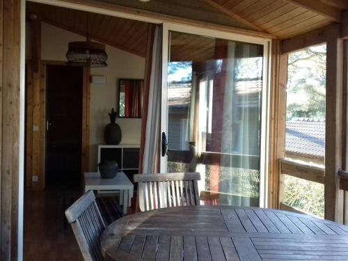 Camping - Agde -  - Chalet climatisé avec piscine chauffée et parking dans une pinède calme - FR-1-607-64 - Image #3