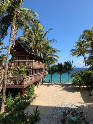 Bamboo House Beach Lodge & Restaurant in Aninuan