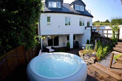 “Tarn Croft” Luxurious Sleep 6 Lake District house in Askam