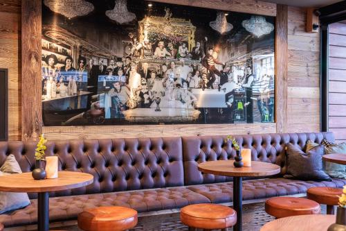 Bar/lounge, No 8 Bed & Bar in Bagnes