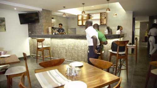 Bar/ Salón, Victoria Mews Hotel in Kampala