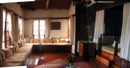 2 bedrooms, 5 beds