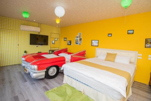 1 king bed, 1 twin bed