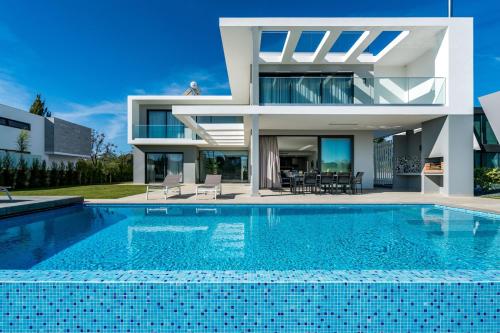 Exterior view, Colinas do Golfe Vilamoura Sun by SAPvillas in Vilamoura Suburb