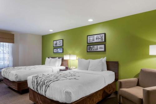 2 queen beds