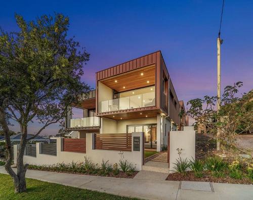 A LUXURY 5 Bedroom 4 Bathroom NEW HOME WITH OCEAN VIEWS