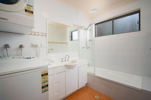 Bathroom, Hornsby Furnished Apartments in Upper North Shore