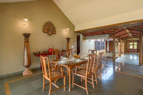 Ēdiens un dzērieni, SaffronStays Anantham - 3BR Pet-Friendly Kerala-Style Lakefront Villa with Verandah & Views in Kamshet
