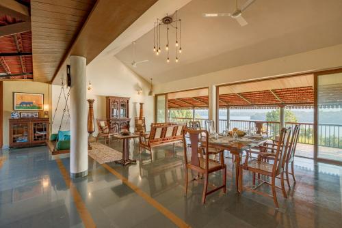 Skats, SaffronStays Anantham - 3BR Pet-Friendly Kerala-Style Lakefront Villa with Verandah & Views in Kamshet