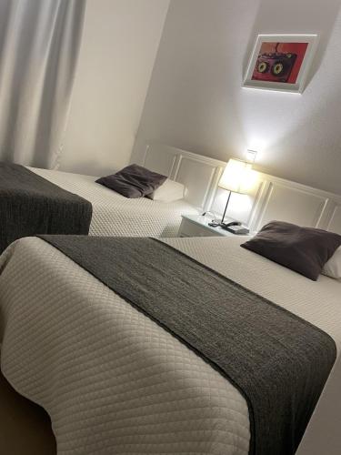 2 twin beds