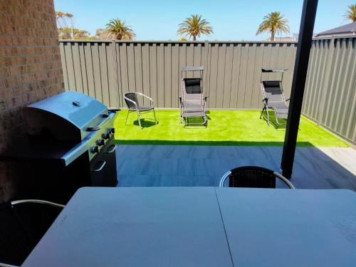 Modern  cosey 4bedroom house walk to beach in St Leonards