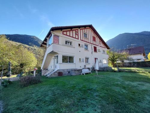 Beau jardin proche randonnée ski calme plain pied - Location saisonnière - Auzat