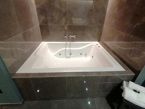 Hotel XBusiness Room Type - Suite with Spa Bath