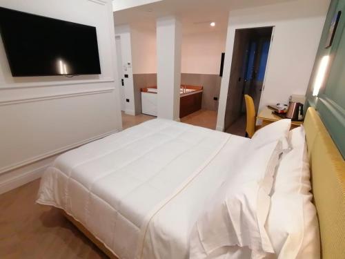Hotel XBusiness Room Type - King Suite with Spa Bath