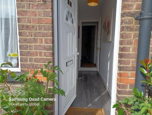 Salisbury House-Huku Kwetu Spacious 4 Bedrooms House- Sleeps 6 - Luton Town Centre