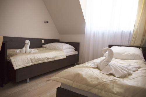 2 twin beds