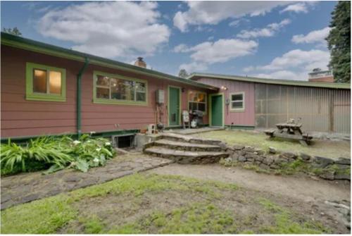 Redwood home on the Majestic Eel River (Pet friendly)