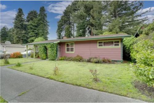 Redwood home on the Majestic Eel River (Pet friendly)