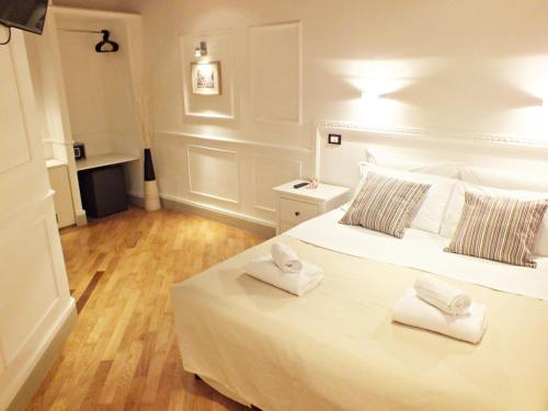 Quadruple Room image 10