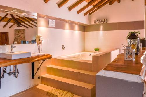Suite with Hot Tub image 7