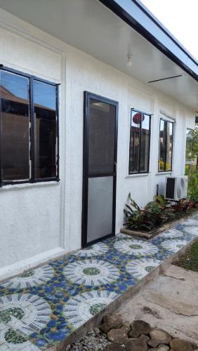 Davao Transient Villa with 24hrs security guard BBQ Grill , Free Parking and Wifi in タグボック