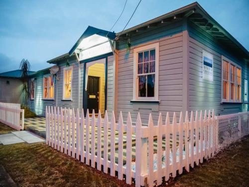 . Ruapehu's 5-Star OLD POST OFFICE - Opulent 1-3 Bdr West Wing incl Sauna & Hot-Tub