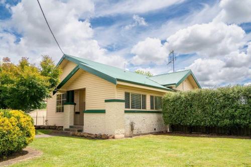 Blayney Retreat-Central & Comfortable