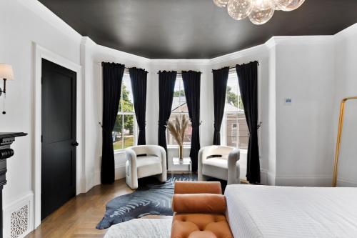 Deluxe Queen Suite
