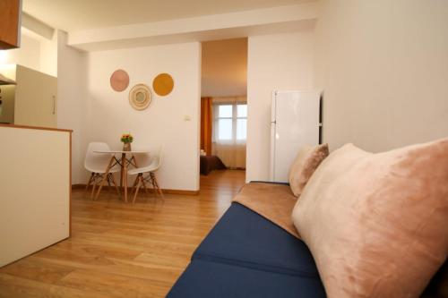 Studio Apartment image 6