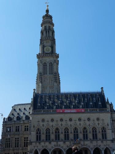 Entre les places, spacieux, calme, idéalement situé parking gratuit (Entre les places, spacieux, calme, idealement situe parking gratuit) in City Center