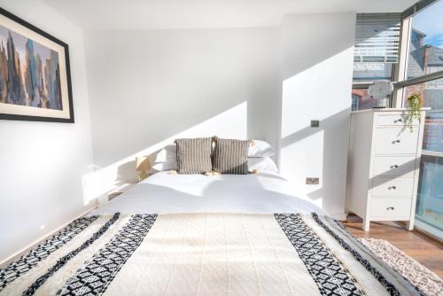 City Centre Gem Free Parking Private Balcony 2Bed, Liverpool (photo 8)