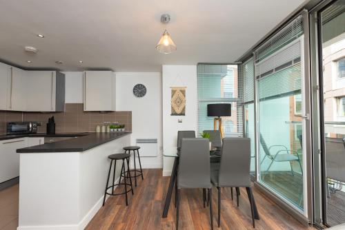 City Centre Gem Free Parking Private Balcony 2Bed, Liverpool (photo 5)