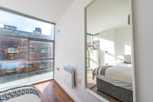 City Centre Gem Free Parking Private Balcony 2Bed, Liverpool (photo 10)