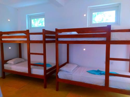 1 queen bed, 2 bunk beds
