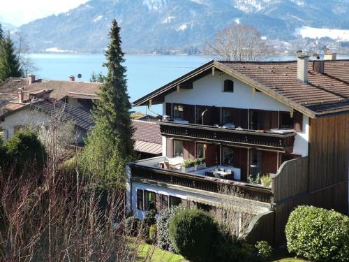 Wohnung direkt am Tegernsee mit XL-Terrasse in 特格爾恩湖畔格蒙德