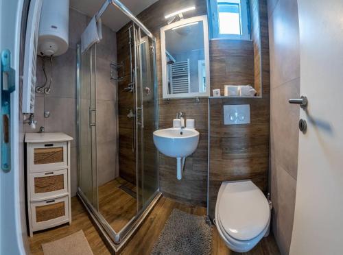 One-Bedroom Apartment image 8