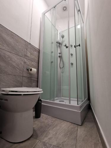 Re Carlo Rooms - image 5